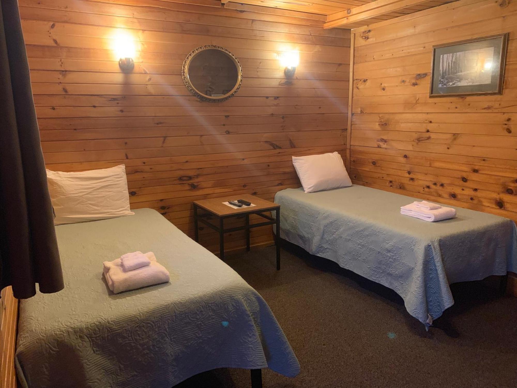 Pine Crest Motel & Cabins Barton Kamer foto