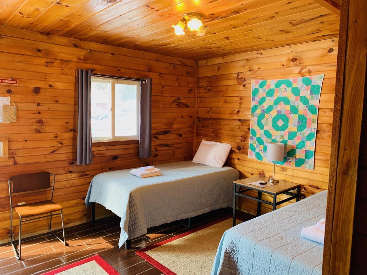 Pine Crest Motel & Cabins Barton Buitenkant foto