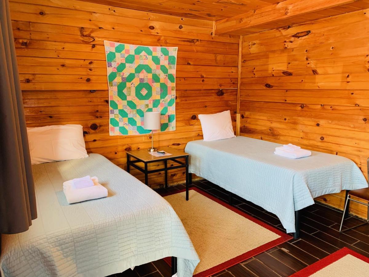 Pine Crest Motel & Cabins Barton Buitenkant foto